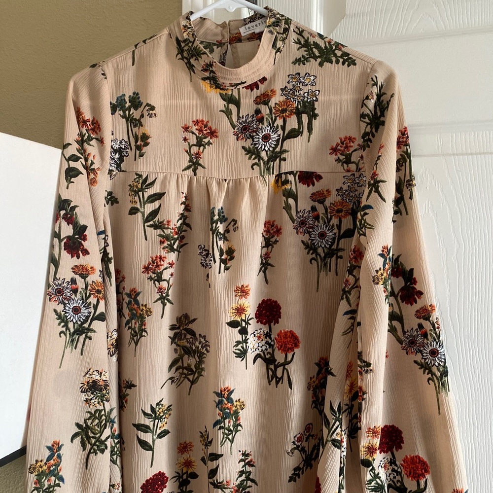 Excellent condition. Inches Measure: 25 shoulder to hem; 19 armpit to armpit.